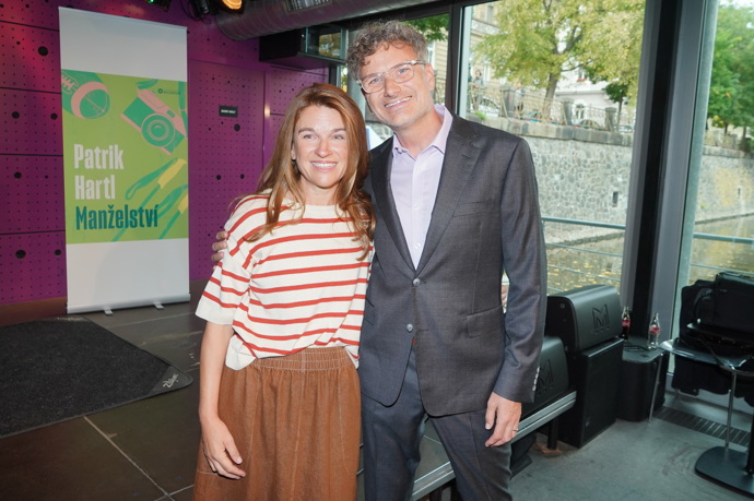 FOTO: Patrik Hartl s manželkou. – stránka 14