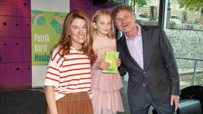 FOTO: Patrik Hartl s manželkou a dcerkou.