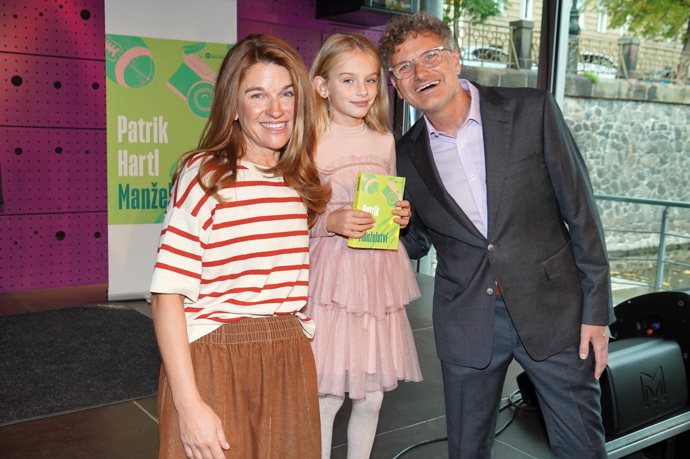 FOTO: Patrik Hartl s manželkou a dcerkou.