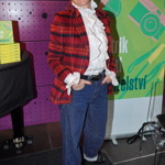 Kostkované sako je naopak výrazným kouskem, který si žádá jednobarevné doplnění. Halenka ale může mít zajímavé detaily, jako třeba volány.