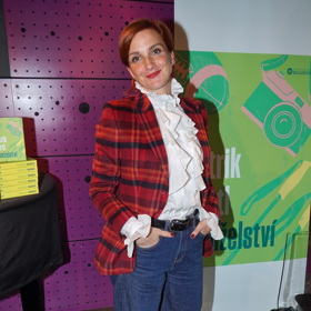 Kostkované sako je naopak výrazným kouskem, který si žádá jednobarevné doplnění. Halenka ale může mít zajímavé detaily, jako třeba volány.