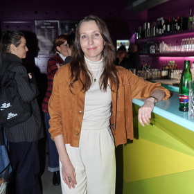 Moderátorka Tereza Bebarová oblékla béžový rolák a béžové široké kalhoty. Outfit doplnila o hnědou semišovou bundu. 