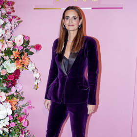 Hluboký odstín v kombinaci s luxusně vypadajícím sametem a lodičkami tvoří perfektní outfit na večer.