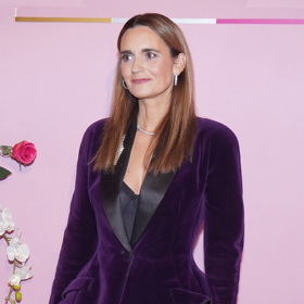 Moderátorka Daniela Brzobohatá oblékla sametový kalhotový kostým v trendy fialové barvě.