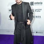 Oslavenec Osmany Laffita se spolehnul na kompletně černý outfit, kterému dominoval černý kabát.