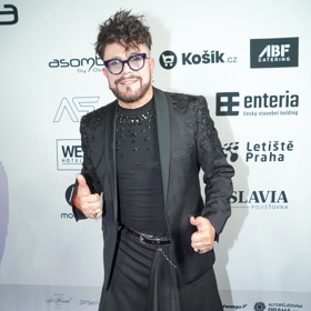 Oslavenec Osmany Laffita se spolehnul na kompletně černý outfit, kterému dominoval černý kabát. 