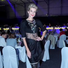 Iveta Lutovská vynesla černé koktejlky s průhlednou částí v oblasti bříška. 