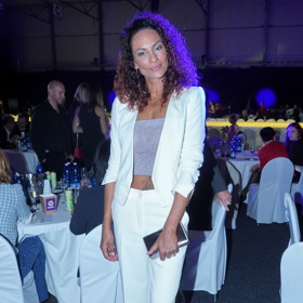 Lejla Abbasová oblékla bílý kalhotový kostýmek s šedým crop topem. 