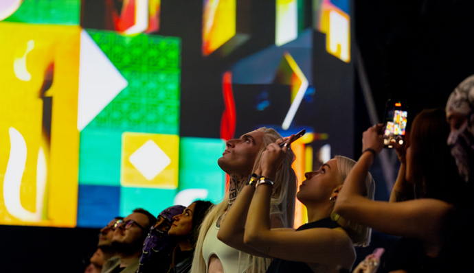 FOTO: Přítomní hosti si večer plný umění užívali. – stránka 5