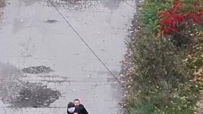 FOTO: Muž se pokusil zachránit zraněnou ženu v Pokrovsku.