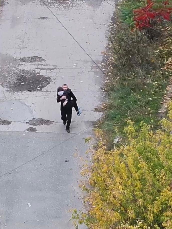 FOTO: Muž se pokusil zachránit zraněnou ženu v Pokrovsku. – stránka 1