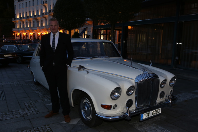 FOTO: Filip Turek před svým vozem. – stránka 37