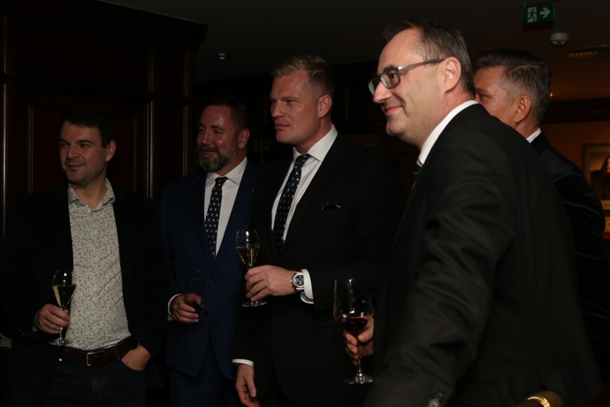 FOTO: Filip Turek s Petrem Macinkou (vlevo) a dalšími přáteli. – stránka 31