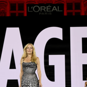 Gillian Anderson vypadá na prahu šedesátky lépe než kdy dřív.