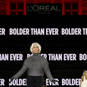 Osmdesátiletá dáma Helen Mirren opanovala přehlídku v Paříži v metalickém topu, černých rukavicích a stejně barevných kalhotách.