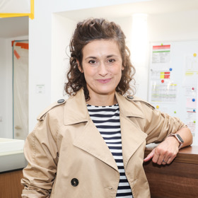 Herečka Lucie Štěpánková k proužkovanému topu oblékla trendy zkrácený trenčkot.