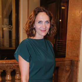 Moderátorka a herečka Ester Janečková kombinuje žlutou s lahvově zelenou.