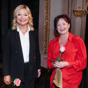 Ilona Svobodová se v noblesním, ale výrazném outfitu zúčastnila v roli porotkyně akce Roztančené divadlo stejně jako její kolegyně Jana Paulová. Ta naopak vsadila na černobílou klasiku