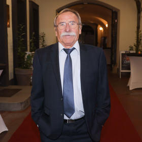 Pod pozměněným názvem Kurňa, co to je, se pořad přesunul na TV Barrandov, kde spolu s ním provázel soutěží i jeho synovec Jakub. Ten bohužel v roce 2018 tragicky zemřel. Další snímky v galerii jsou ze seriálu Sanitka, ve kterém si Pavel Zedníček zahrál. 