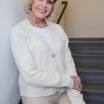 Zpěvačka Helena Vondráčková sází třeba na elegantní krémový kardigan s ozdobnými knoflíky, který kombinuje se světlými kalhotami.