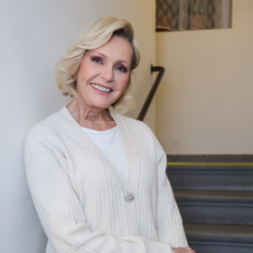 Zpěvačka Helena Vondráčková sází třeba na elegantní krémový kardigan s ozdobnými knoflíky, který kombinuje se světlými kalhotami.