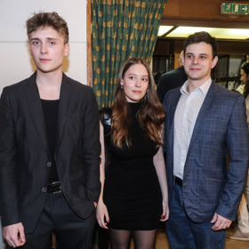 Rozálie, ač brunetka, je mamince nesmírně podobná. A stejně jako rodiče se věnuje herectví, i když ambice v tomto oboru neměla. Na snímku s bratrem Františkem (vlevo).