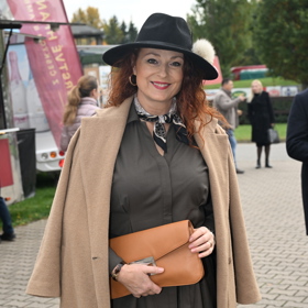 Košilové šaty můžete stejně jako herečka volit ve výraznějších i tlumenějších barvách a vždycky budete mít záruku, že vynesete elegantní model.