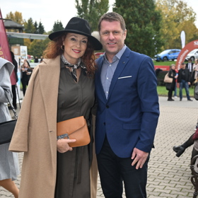 Na prestižní dostihový závod herečka zvolila outfit, který kombinoval nadčasovou eleganci s trendy.