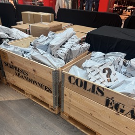 Pop-up store značky King Colis přivezl do Česka fenomén ztracených balíčků a od 7.-12. října si můžete vyzkoušet balíčkovou "loterii" i vy. 