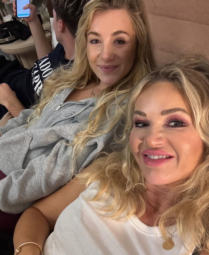 FOTO: Monika Babišová s dětmi. – stránka 49