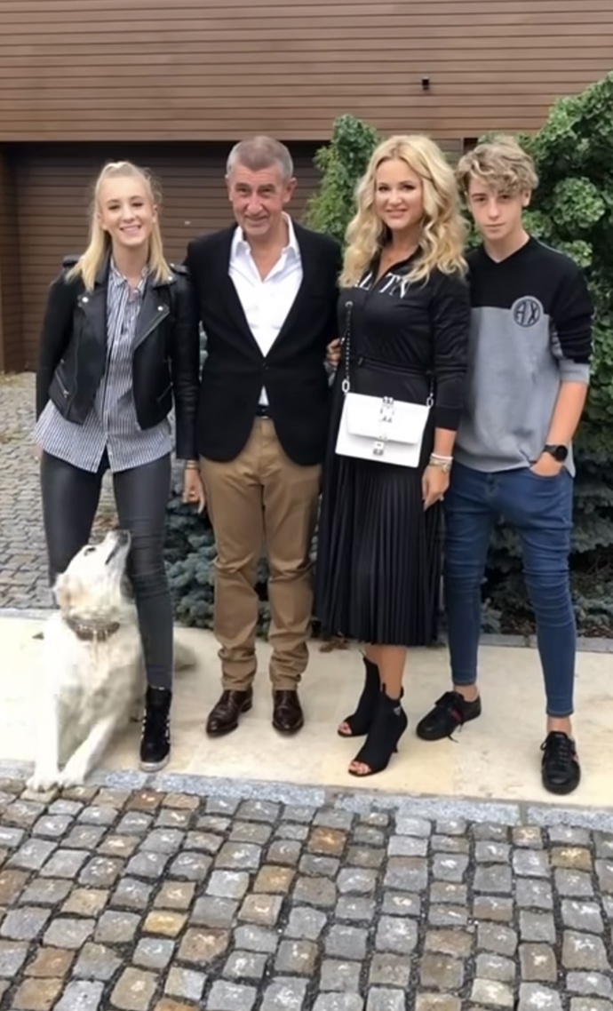 FOTO: Rodina Babišových a Elinka. – stránka 44