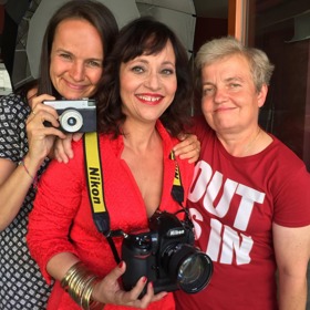 Dana Drábová si podle Lenky Hatašové zamilovala trička s vtipnými nápisy. Na fotce s Lenkou a také s herečkou Alenou Mihulovou.