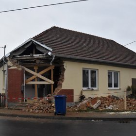 Autobus narazil do domu. 