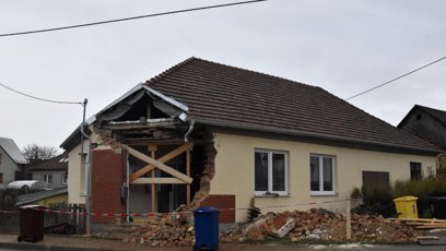 FOTO: Autobus narazil do domu.