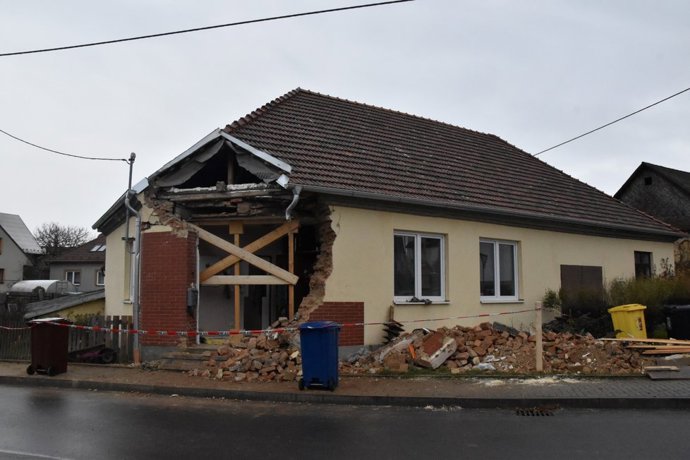 FOTO: Autobus narazil do domu. – stránka 3
