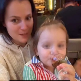 Ornella dala malé Lili údajně ochutnat koňak. Monika Binias na to tvrdě reagovala.