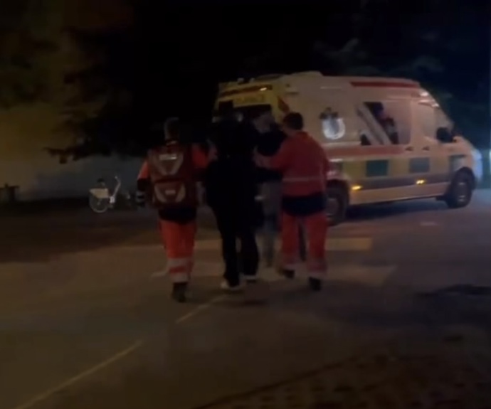 FOTO: Bolka odvádějí do sanitky.