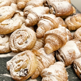 Raut ve štábu hnutí ANO. Sladkého tu je hodně.