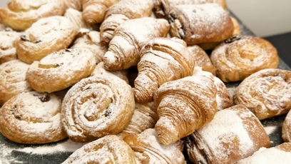 FOTO: Raut ve štábu hnutí ANO. Sladkého tu je hodně.