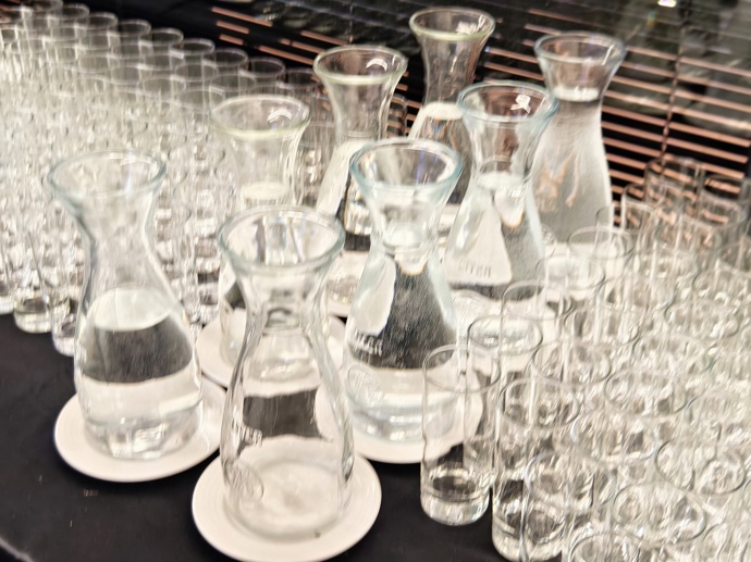 FOTO: Raut ve štábu hnutí ANO-. – stránka 107