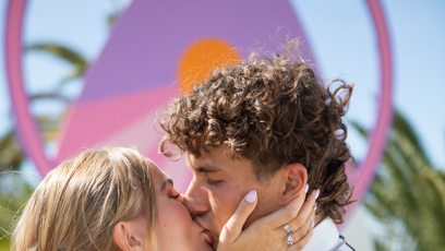 FOTO: Michelle Ptašinská a Martin Mikuš při polibku.