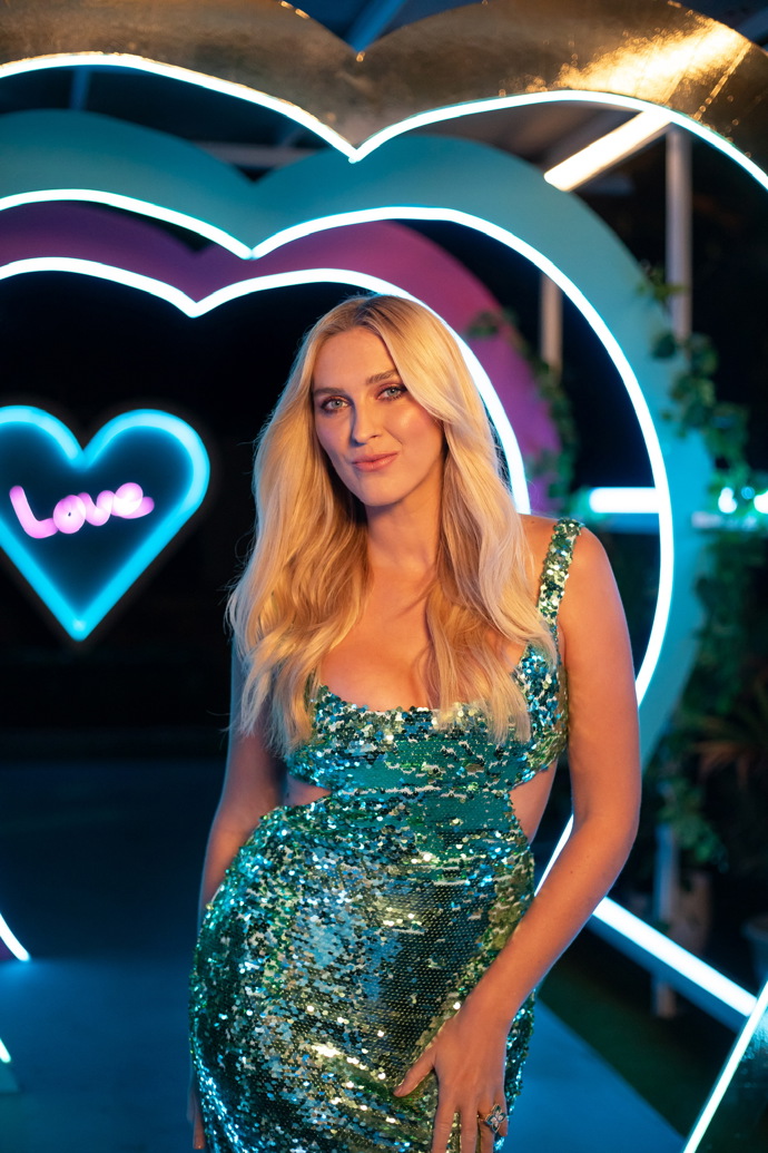 FOTO: Zorka Hejdová moderuje Love Island. – stránka 27