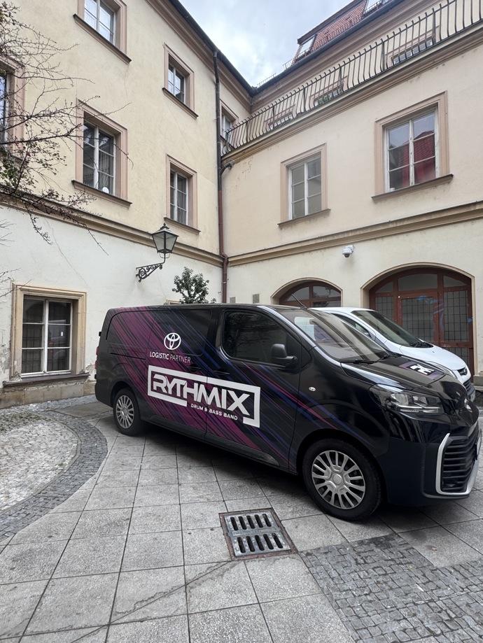 FOTO: Rythmix mají své kapelní auta. – stránka 4