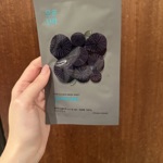 Redaktorka Monika se rozhodla pro plátýnkovou masku Pure Essence Charcoal od korejské značky Holika Holika, která vyšla na 49,90 Kč.