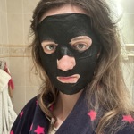 Maska byla černá, a to díky aktivnímu uhlí, které je příjemnou volbou pro Moničinu smíšenou pleť se sklony k mastnotě a občasnému výskytu pupínků.