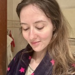 Maska slibovala výživu, detox, stažení pórů i zklidnění pleti a redaktorka Monika byla s bezprostředními výsledky moc spokojená. Pleť působila hebčí, klidnější, matnější i prozářenější
