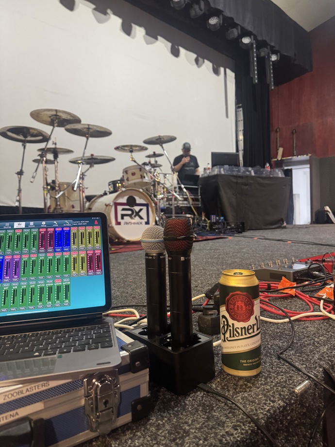 FOTO: Kapela kombinuje několik hudebních žánrů dohromady. – stránka 2