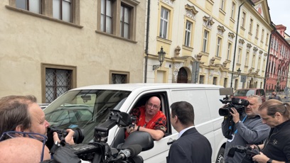 FOTO: S fanouškem Motoristů se pozdravil i Petr Macinka.