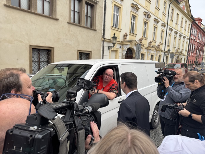FOTO: S fanouškem Motoristů se pozdravil i Petr Macinka. – stránka 5