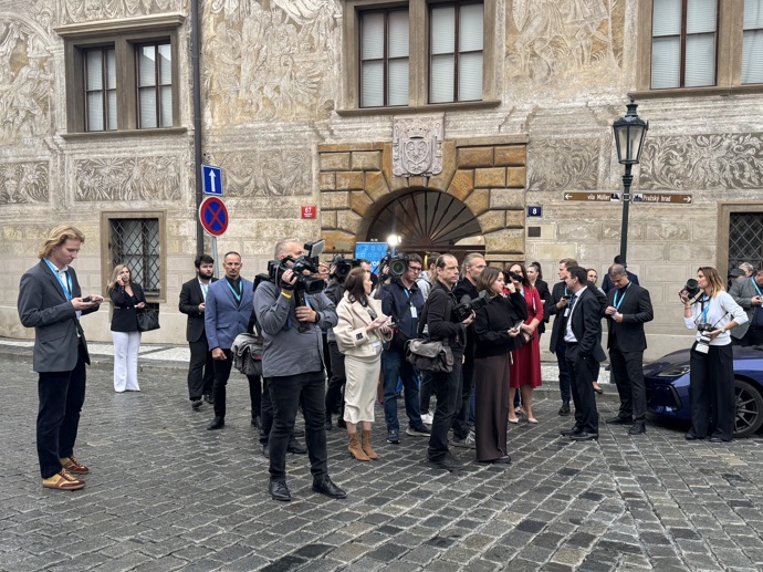 FOTO: Na příjezd Filipa Turka čekaly desítky novinářů. – stránka 9